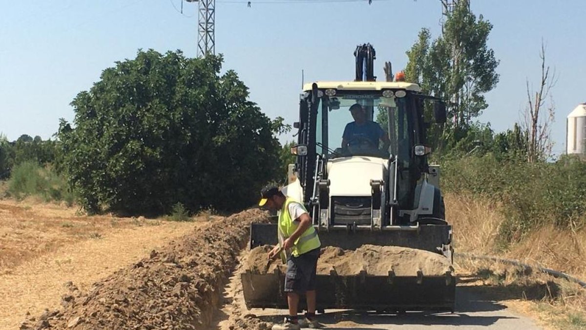 Las obras para cambiar tuberías en el Camí del Reguer.