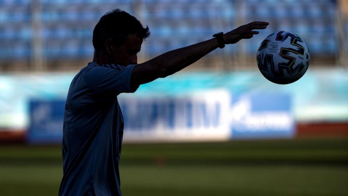 Luis Enrique bota la pilota ahir a Sant Petersburg.