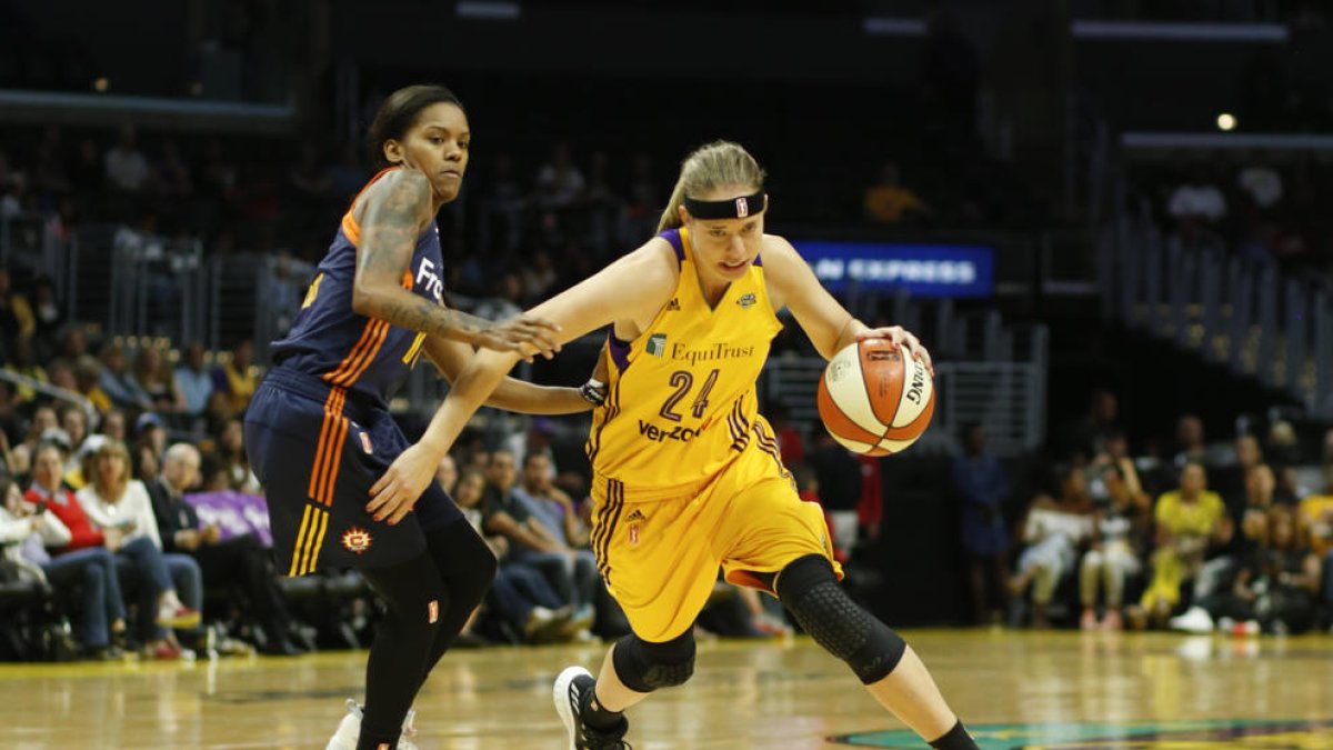 Sydney Wiese, durante un partido con su equipo en la WNBA, Los Angeles Sparks.