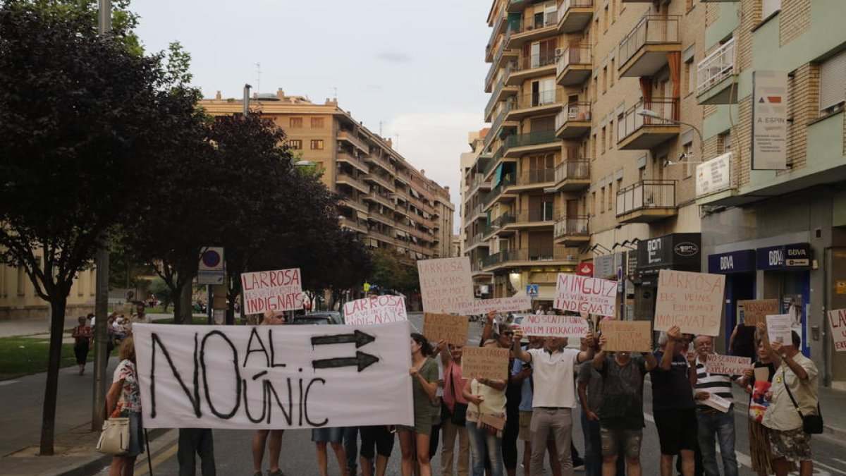 Una de la protestas contra el sentido único en Lluís Companys y Acadèmia.