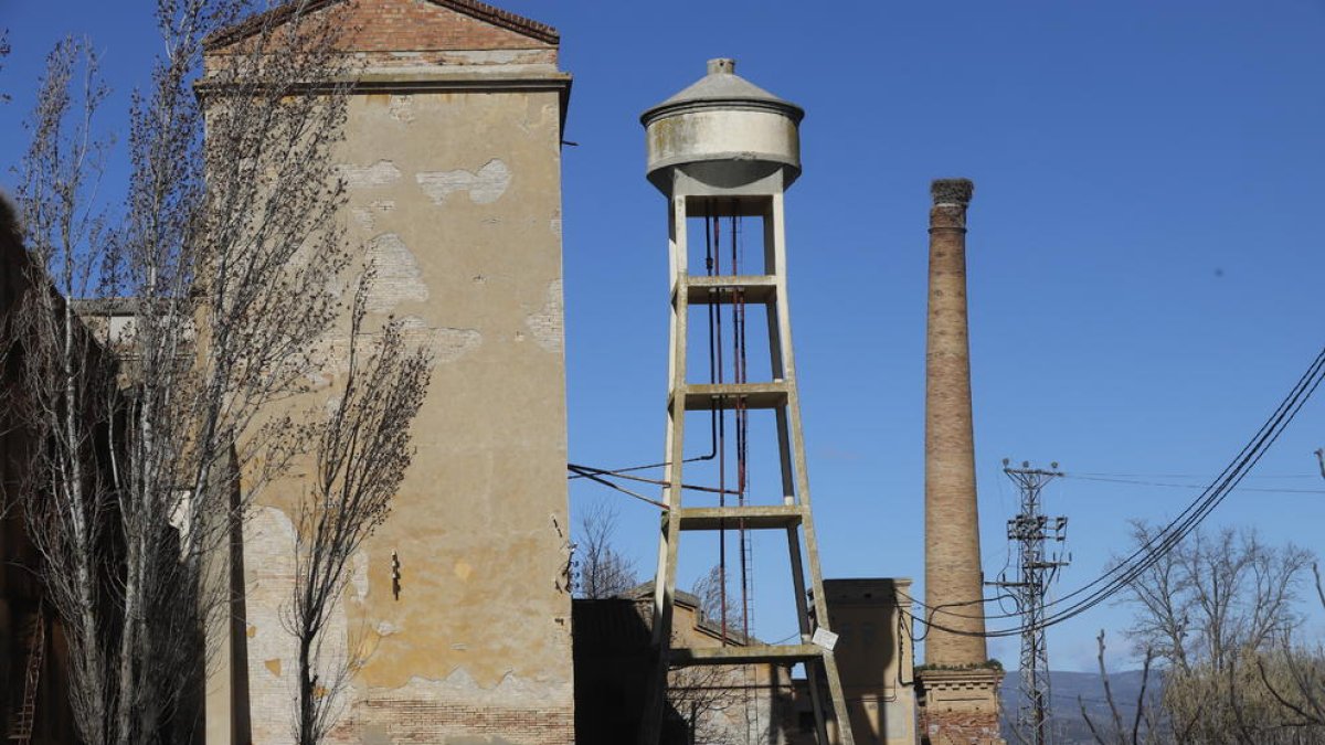 La xemeneia de la Mata de Pinyana a Alguaire, on s’ha instal·lat una colònia de cigonyes.