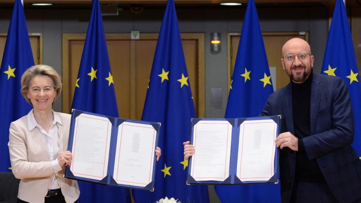 Ursula von der Leyen i Charles Michel mostren els acords del Brexit després d’haver-los firmat.