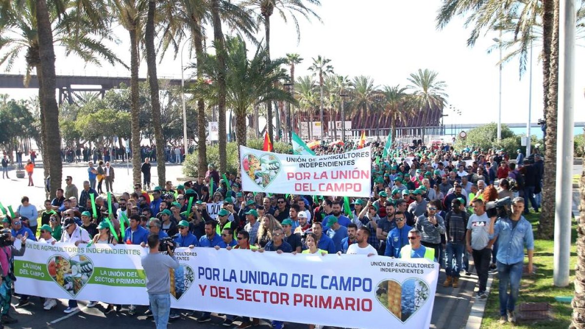 Un miler d’agricultors van sortir ahir al carrer a Almeria en defensa del sector primari.