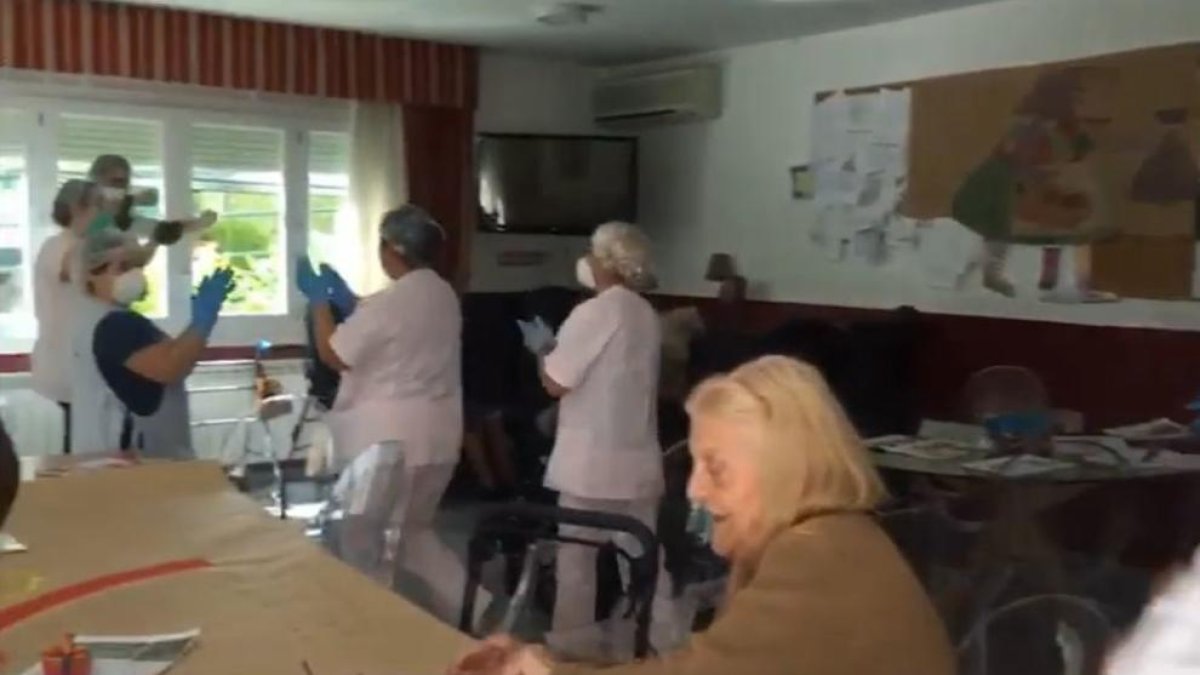 Abuelos y personal de la Residencia Bellpuig bailan 'Resistiré' de Dúo Dinámico