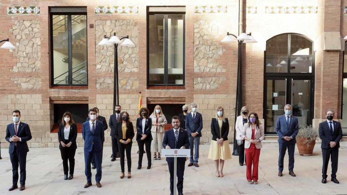 El presidente de la Generalitat, Pere Aragonès, acompañado ayer por  todos sus consellers, durante el acto institucional en Barcelona.