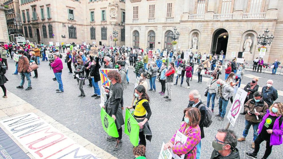 Imagen de la protesta que tuvo lugar ayer en Barcelona en contra de los grandes proyectos de energías renovables. 