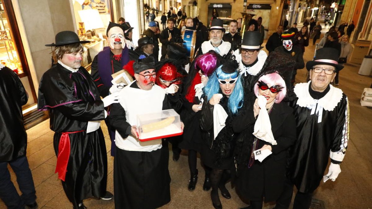 La festa de les restes de Pau Pi va recórrer ahir l’Eix Comercial de Lleida per acomiadar el Carnaval.