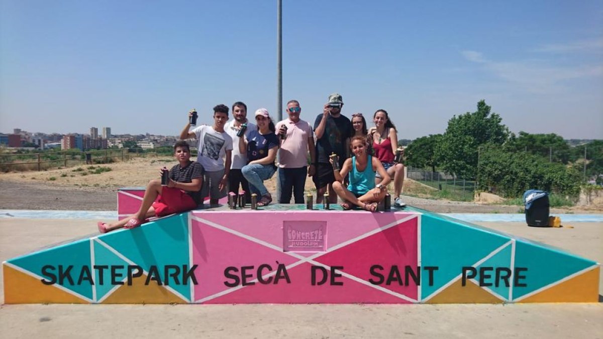 Imagen del nuevo Skatepark con sus pintores.