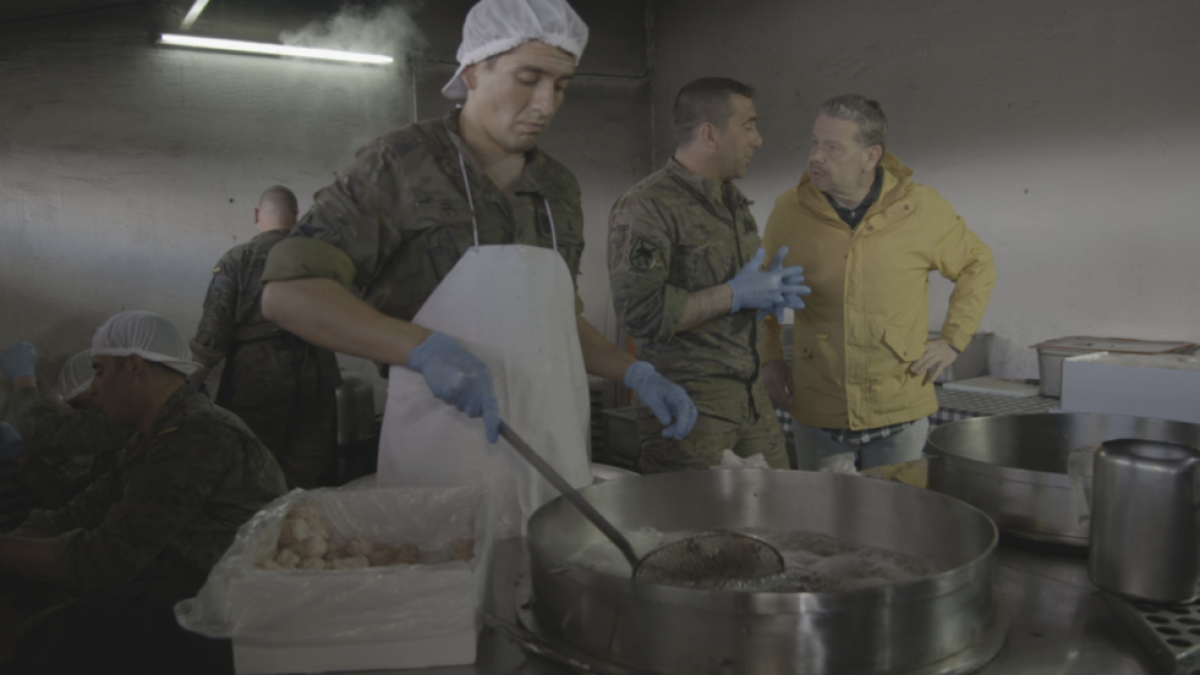 El cuiner Alberto Chicote, en una cuina de campanya durant unes maniobres militars.