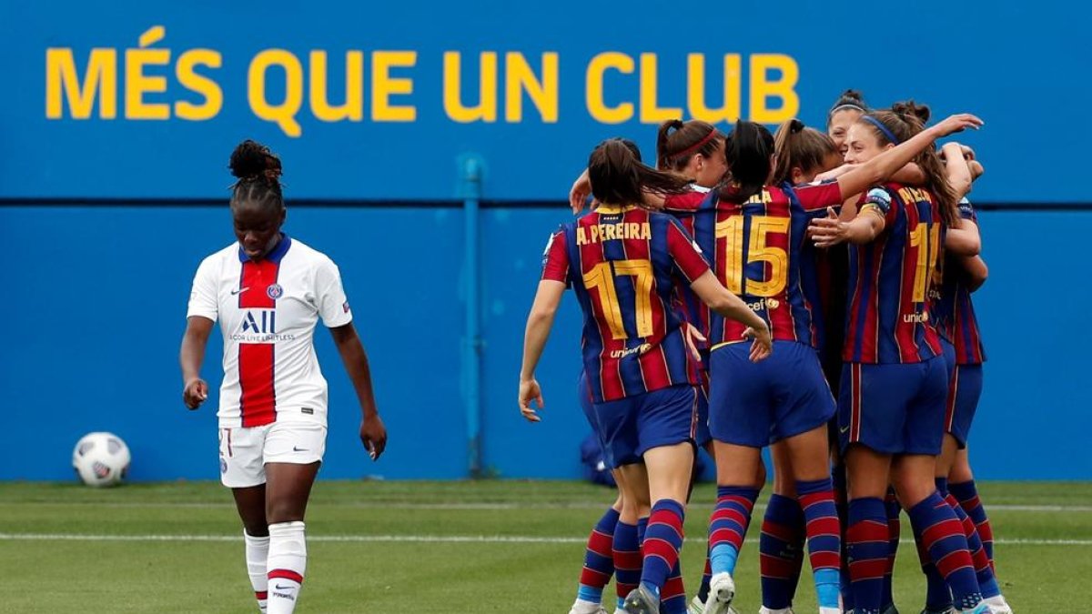 Jugadoras del FC Barcelona celebran el segundo gol conseguido ayer ante el PSG.