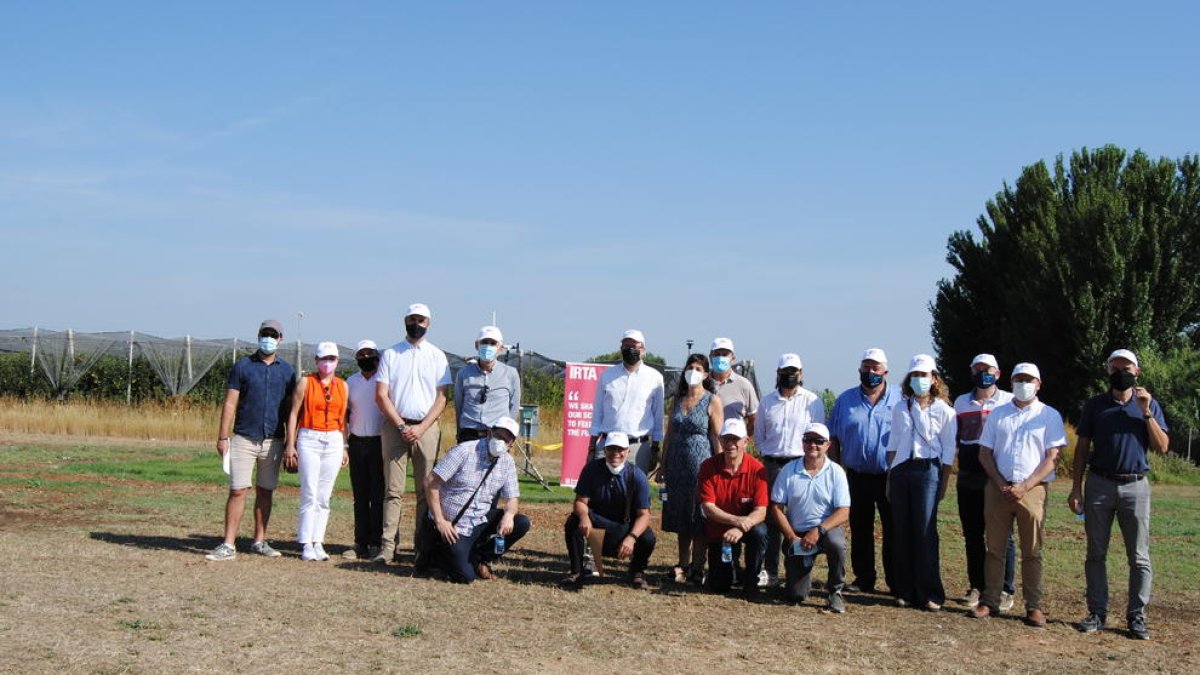 Alcaldes y representantes institucionales ayer en el finca del IRTA en Mollerussa. 