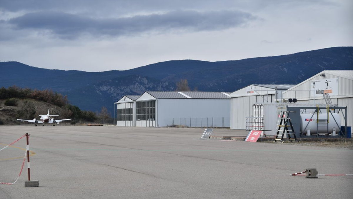 Imatge d’arxiu d’hangars a l’aeroport de la Seu.