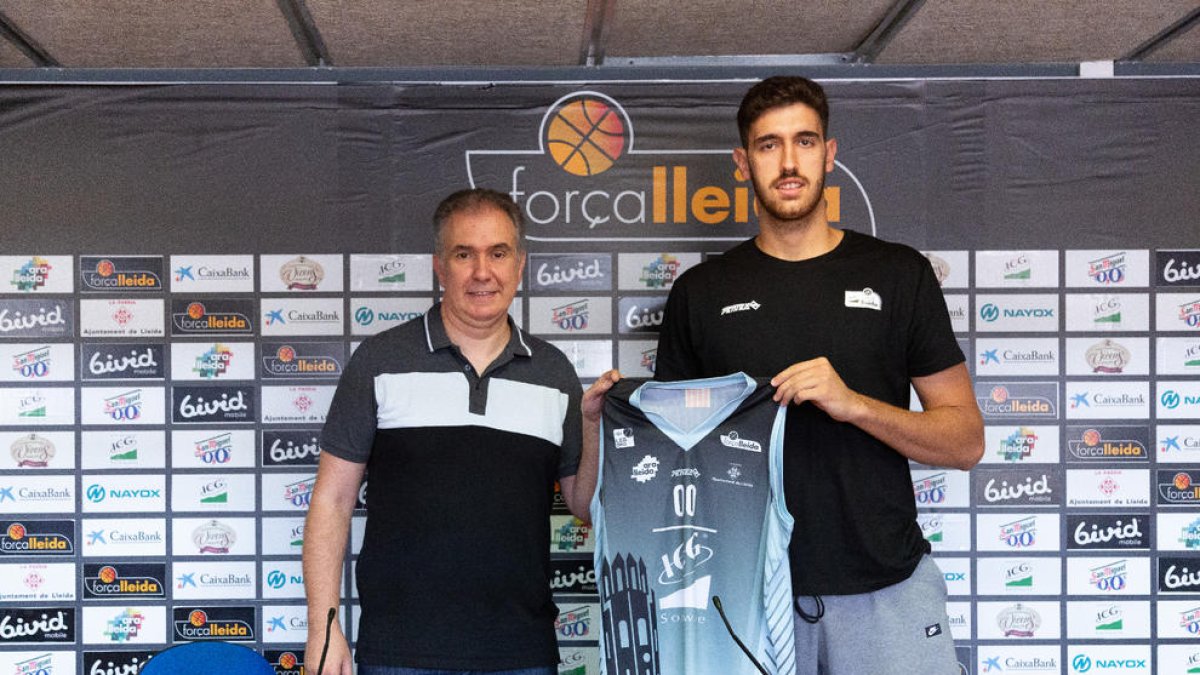 Nacho Rosa, amb Joaquín Prado durant la presentació oficial del jugador de l’ICG Força Lleida.