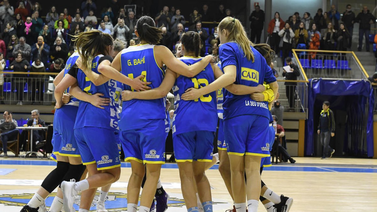 Les jugadores del Cadí van celebrar al mig de la pista la gran victòria davant d’una afició entregada.