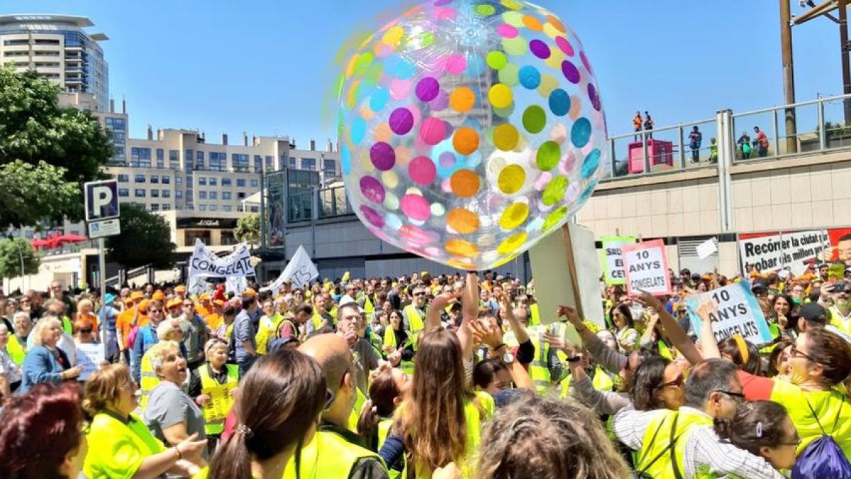 Centenars de persones van protestar ahir davant de la conselleria de Benestar de Barcelona.