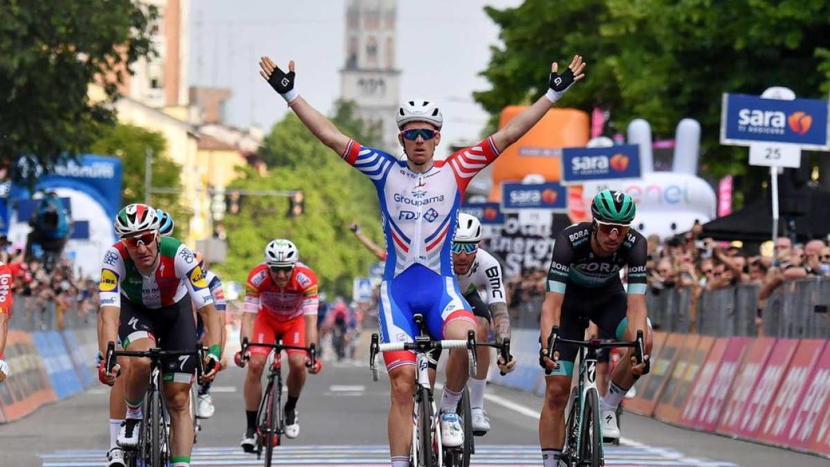 Arnaud Demare celebra el triomf sobre la línia de meta.