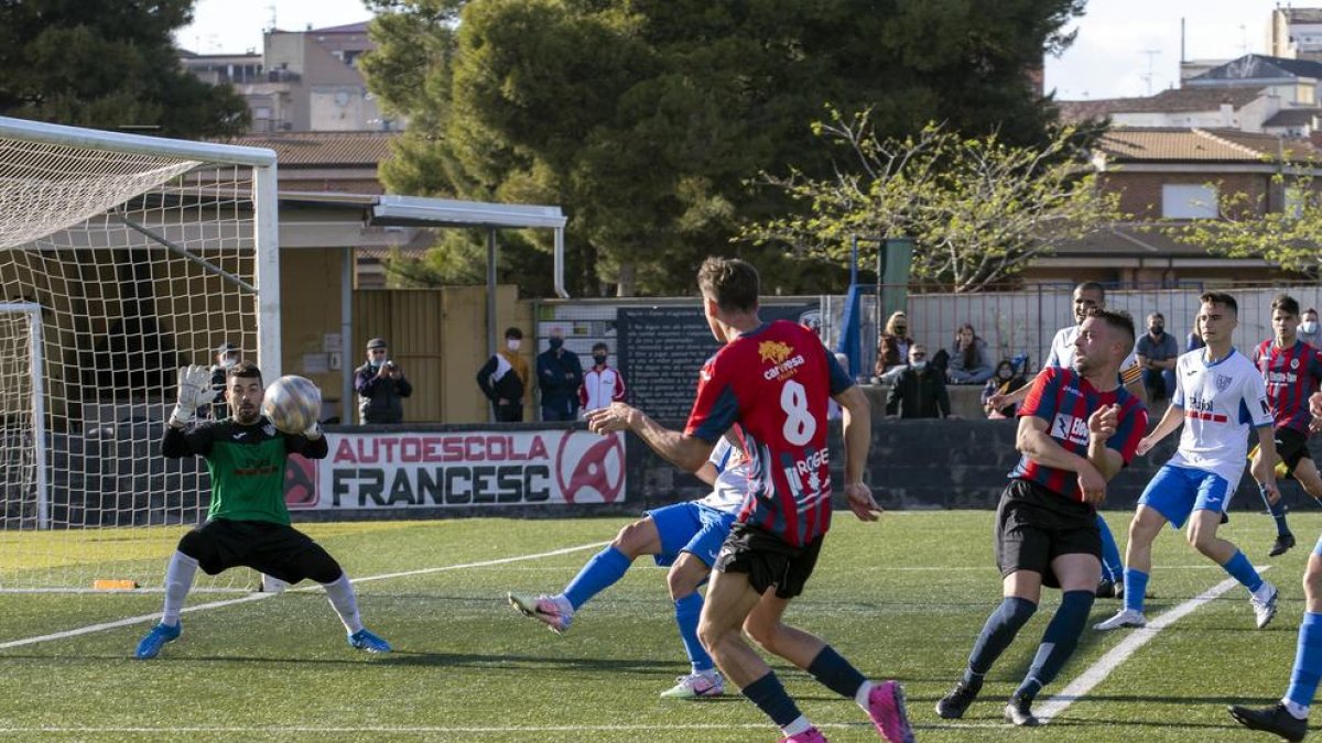 Un jugador del Tàrrega intenta una rematada a portaria durant el partit d’ahir contra el Mollerussa.