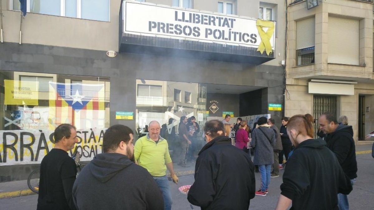 Participants a la mobilització davant de l’ajuntament.