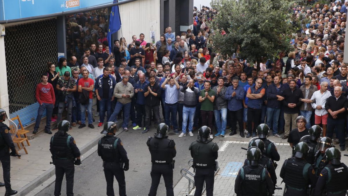 Els veïns d’Alcarràs van exercir una resistència numantina i la Guàrdia Civil no va poder requisar les urnes.