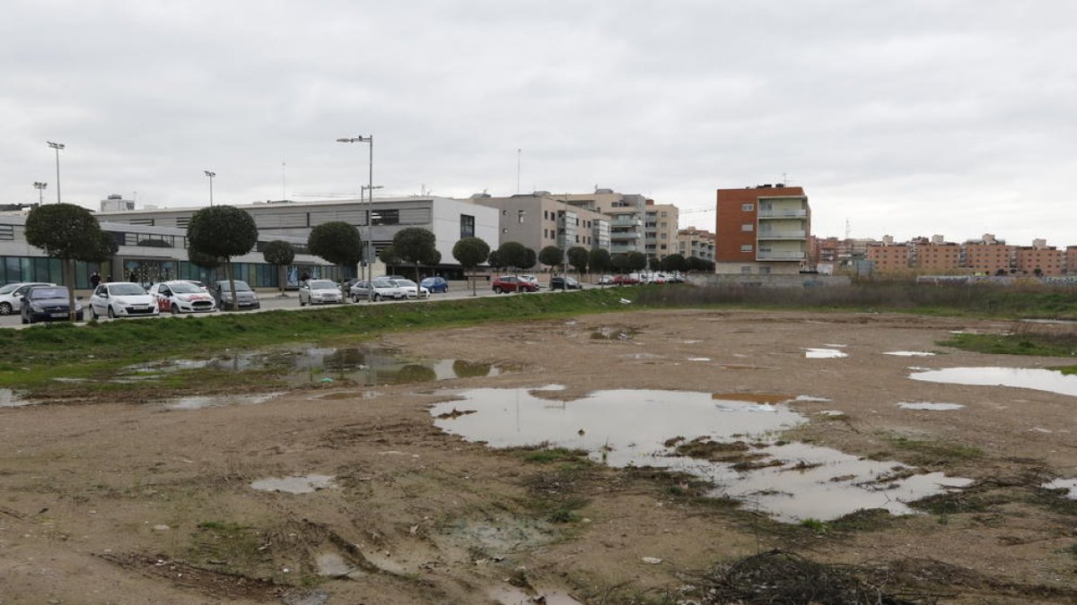 El terreny del carrer Josep Pallach, a Pardinyes, on es construirà l’alberg.