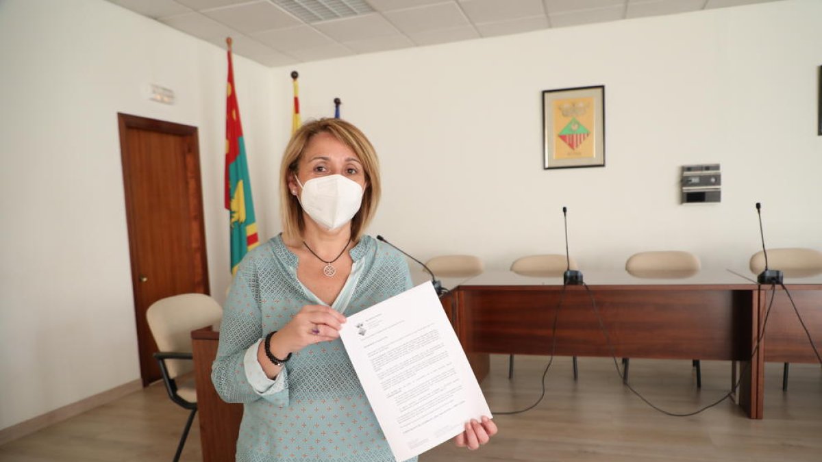 L’edil d’Aitona, Rosa Pujol, ahir, mostrant la denúncia remesa a la subdelegació del Govern espanyol.