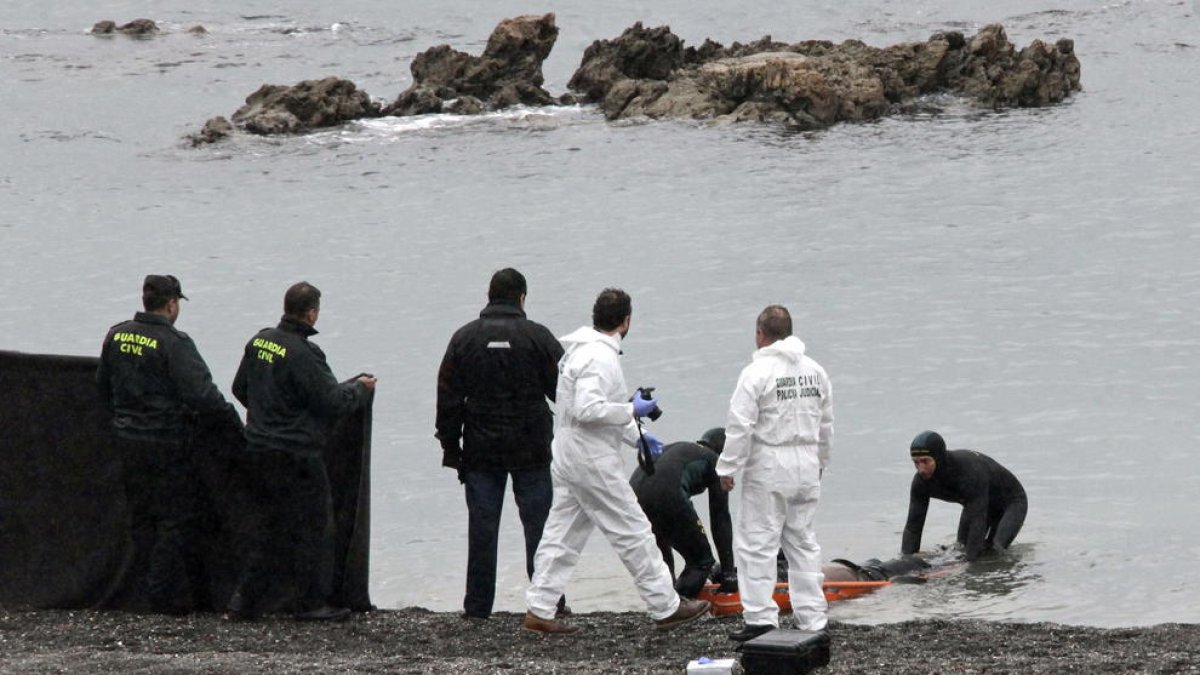 La Guardia Civil rescatando los cadáveres del mar.