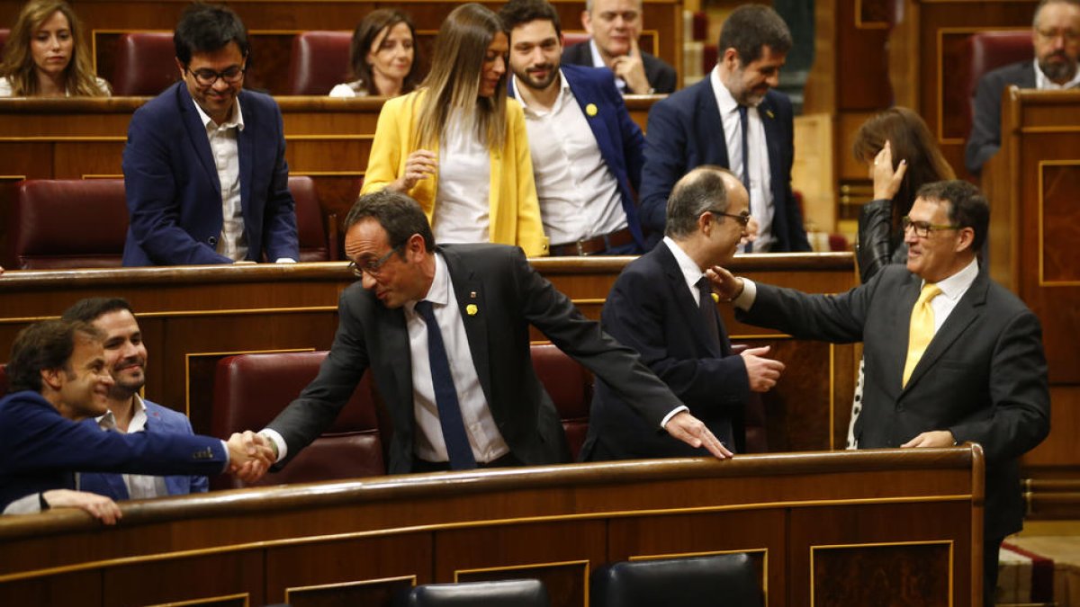 Els presos electes Jordi Turull, Jordi Sànchez i Josep Rull, saludant diversos diputats de JxCat i d'En Comú Podem, durant l'inici de la sessió de constitució del Congrés.