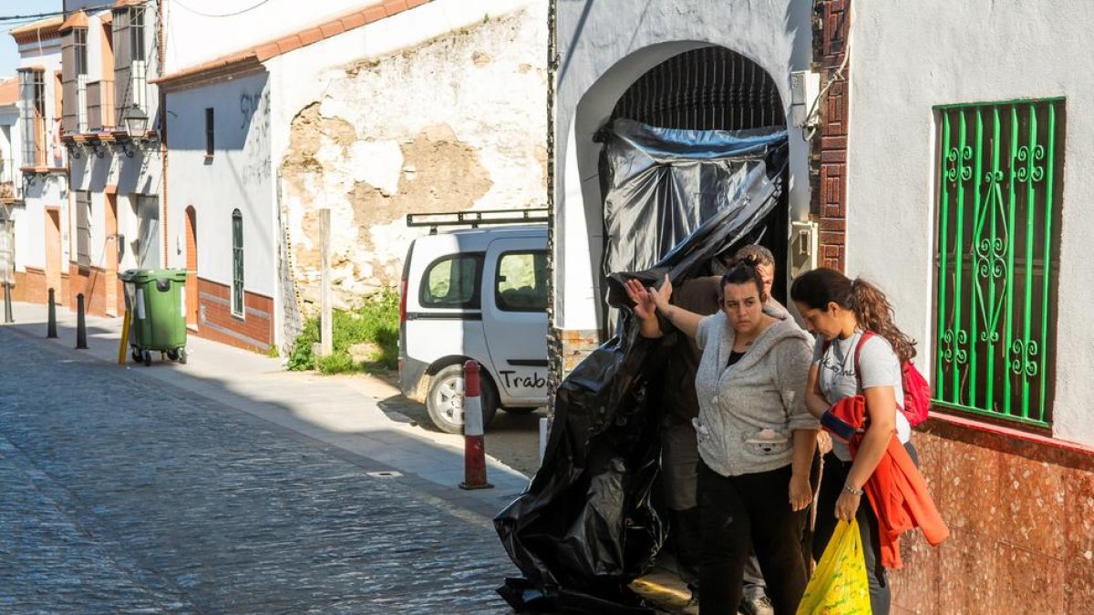 Diverses persones abandonen el domicili on un home va disparar a la dona a Sevilla.