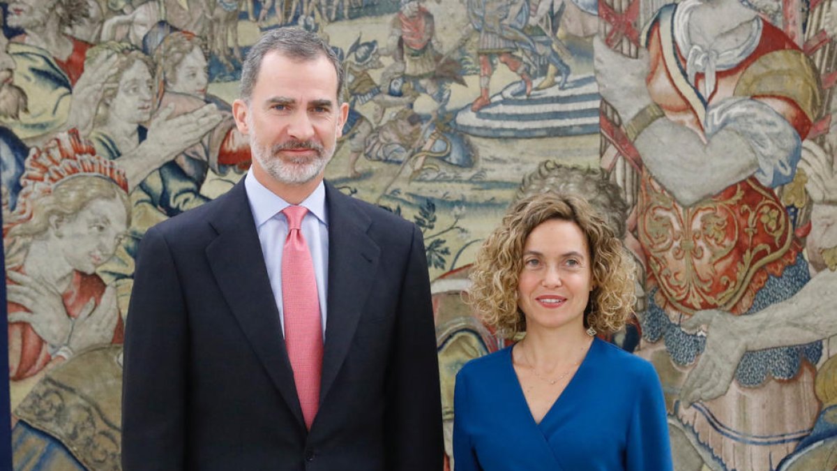 El rey Felipe VI, con la presidenta del Congreso, Meritxell Batet.