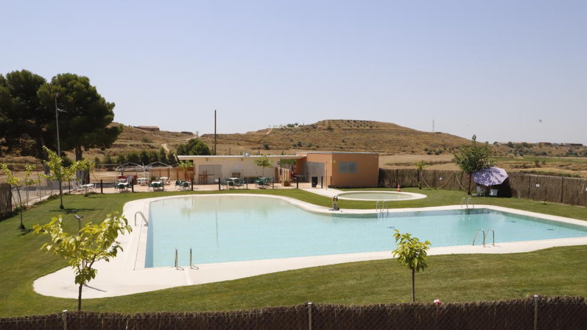 Las piscinas de Alfés, vacías desde el pasado lunes tras la orden de cierre del ayuntamiento.