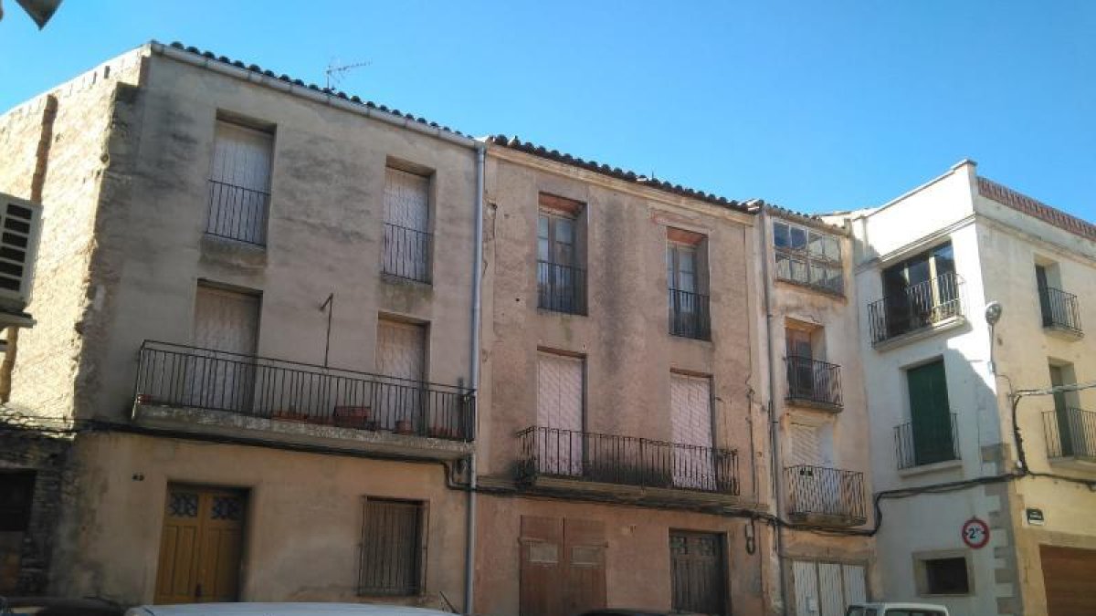 Un bloc de cases buides al centre urbà de la Granadella.