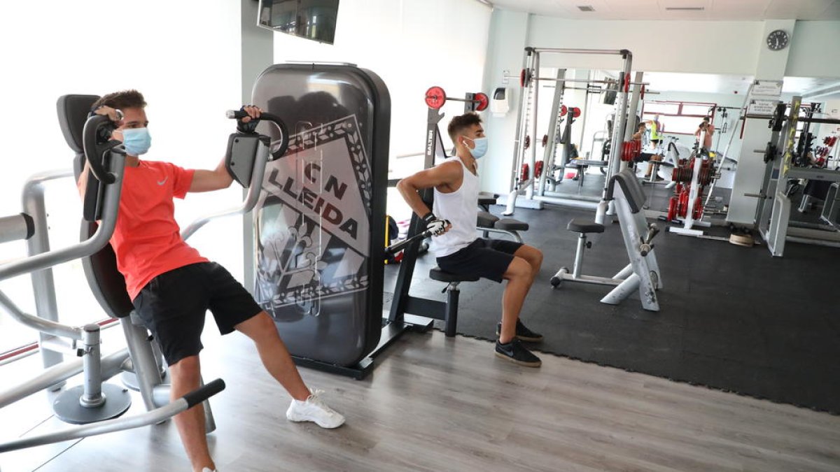 Clase de spinning en el Trèvol, con suficiente espacio entre las bicicletas como para guardar las distancias mínimas exigidas.