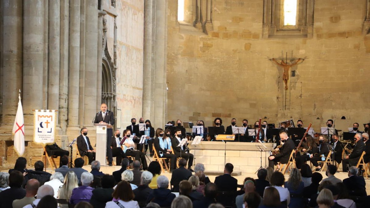 El pregonero Rafael Ferrero ayer en la Seu Vella, acompañado por la Banda Municipal de Lleida. 