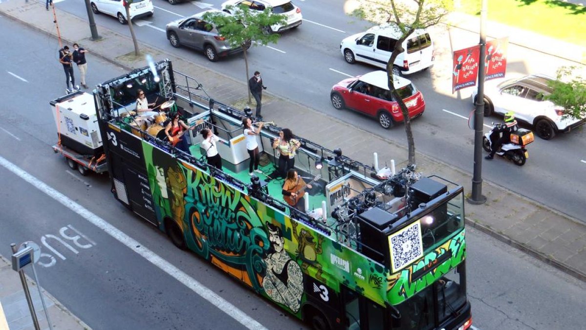 Las Maruja Limón, en plena actuación en el bus por Lleida.