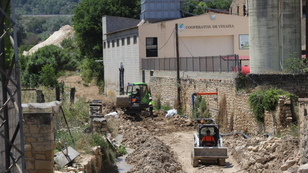Obras en Vinaixa para reponer la conducción de la Mancomunitat d’Aigües de Les Garrigues.