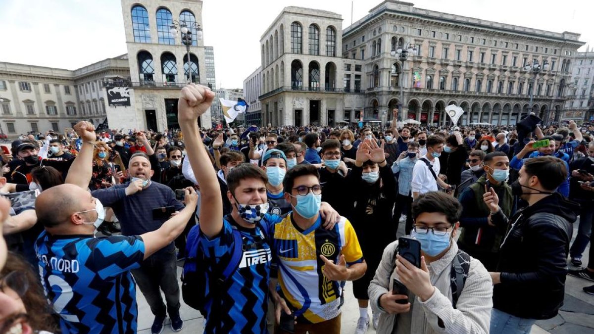 Aficionados del Inter, celebrando el título aglomerados.