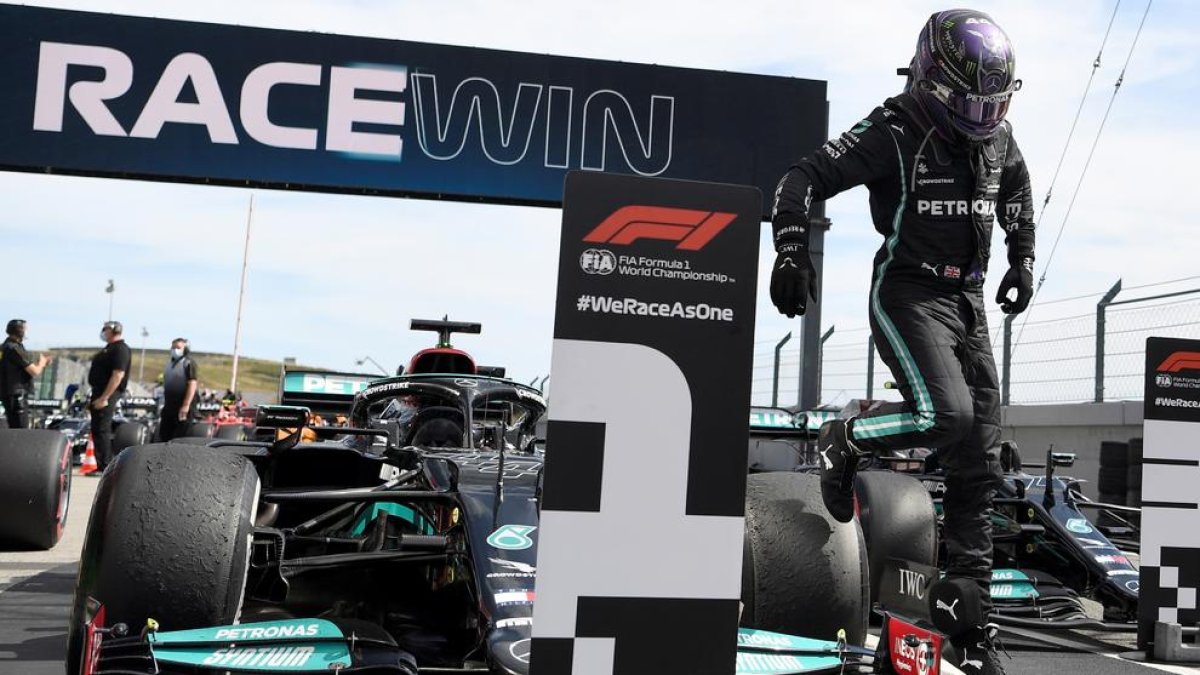 Hamilton, líder del Mundial, celebra la victòria ahir al circuit portuguès de Portimao.