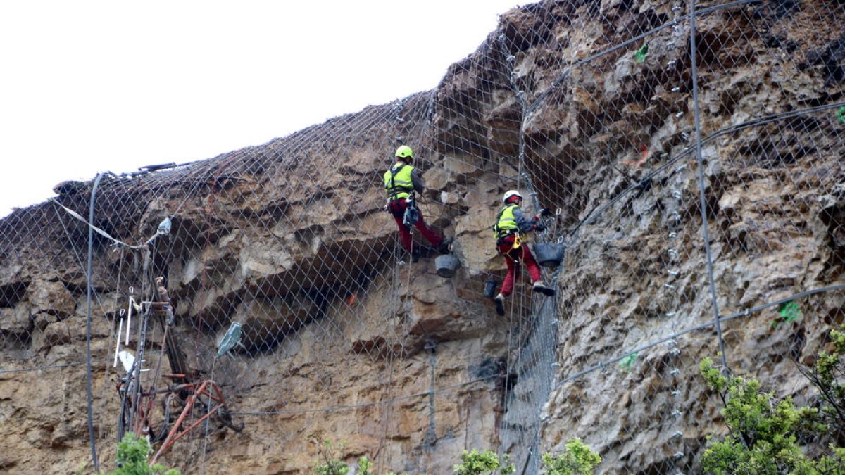 Obras en taludes de la carretera LV-9124 en la zona de Castell de Mur, con alto riesgo geológico. 