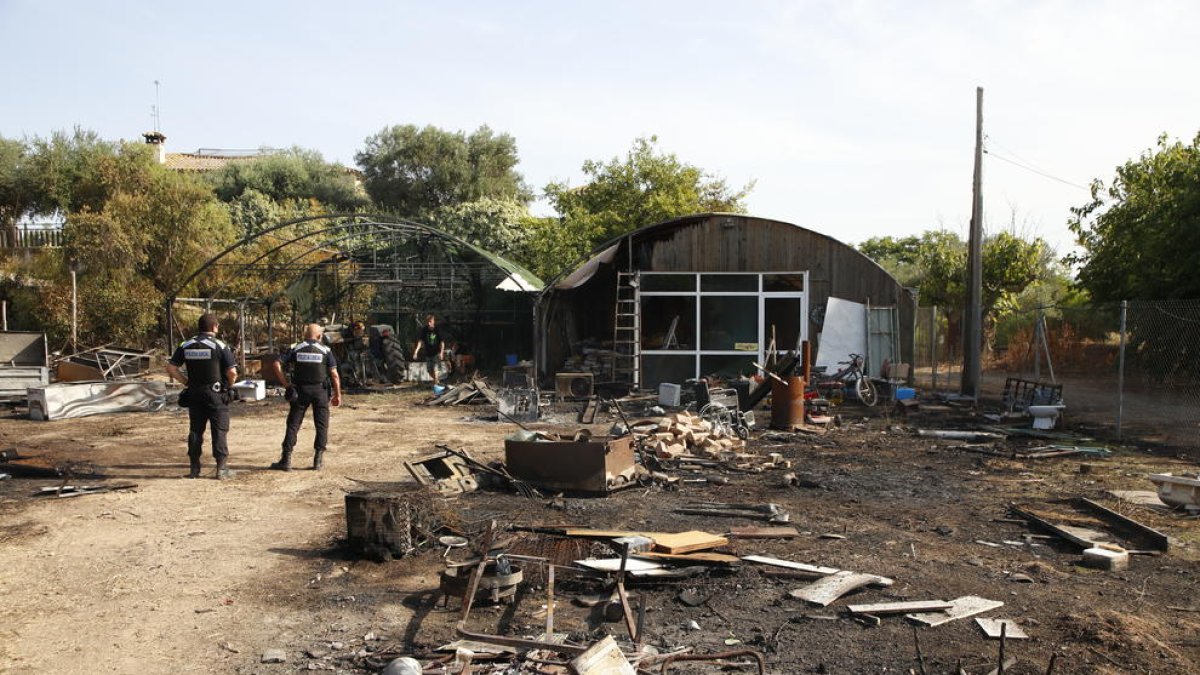 En l’extinció de les flames van participar quatre dotacions.