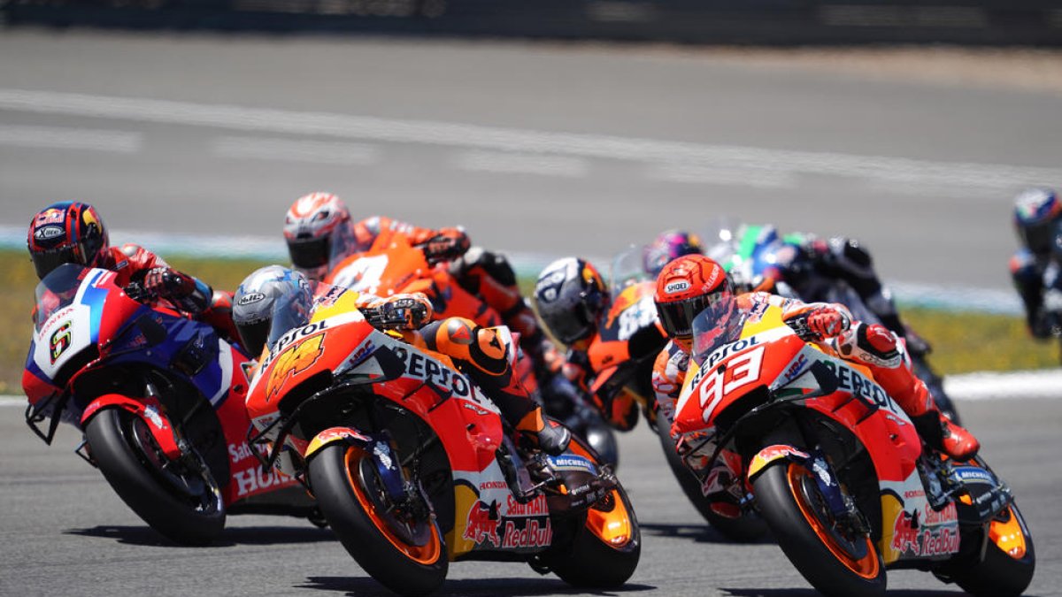 Marc y Pol Espargaró, en el momento de la salida.