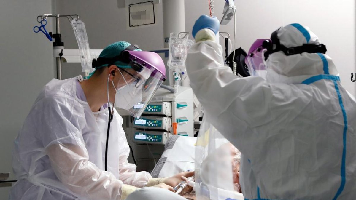 Médicos de UCI atienden a un paciente de Coronavirus.