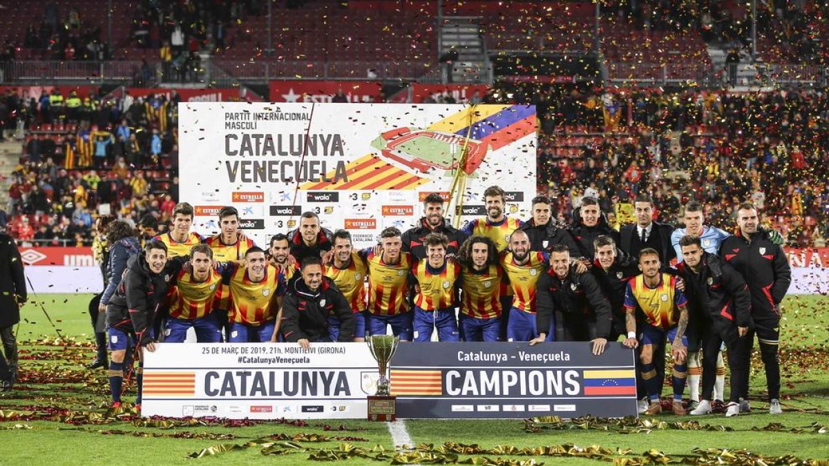 Los jugadores de la selección catalana posan con el trofeo conquistado entre una lluvia de confetti.