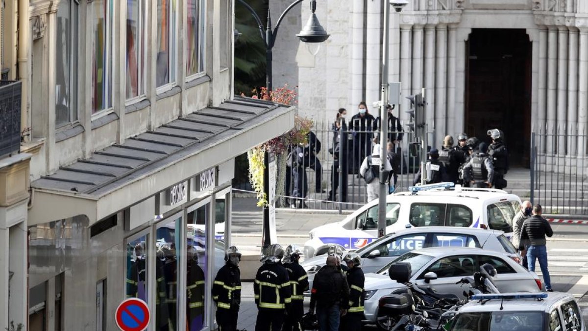 Policías y bomberos frente a la basílica de Nuestra Señora, en el centro de la ciudad de Niza.