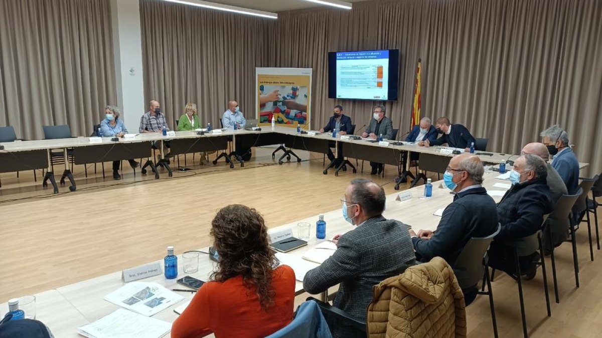 La reunión de la comisión de seguimiento de Mont-rebei celebrada ayer en Lleida.