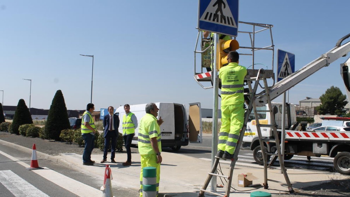 Los trabajos en la travesía de la N-230 en Torrefarrera.