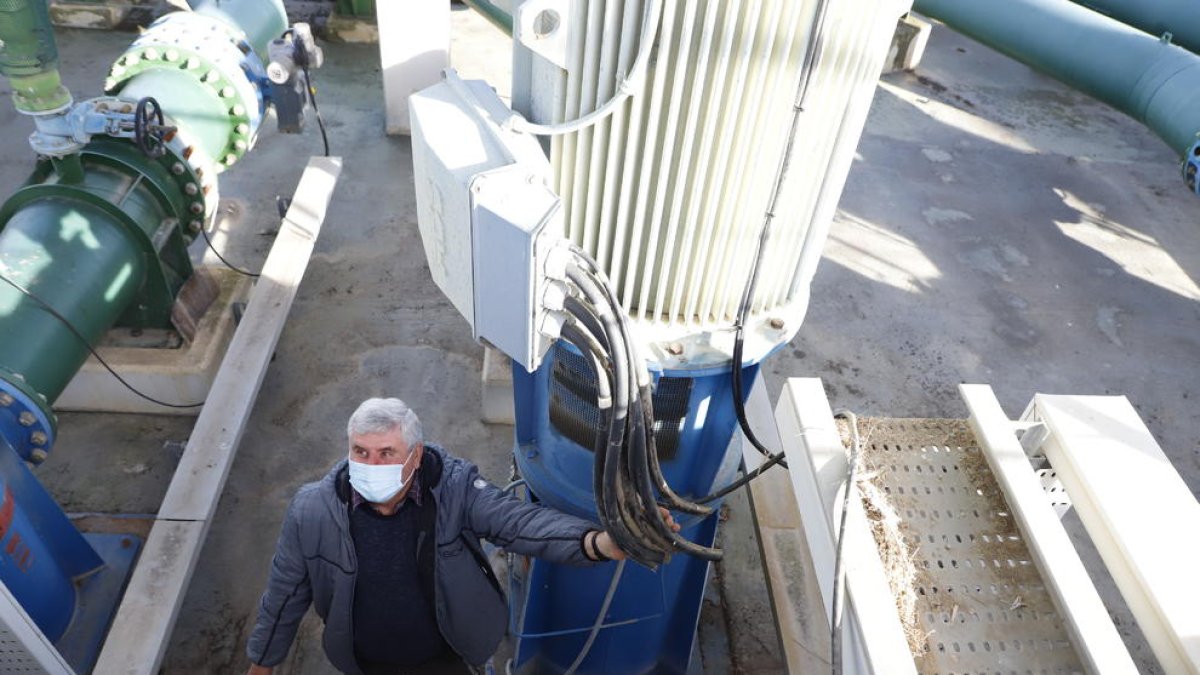 El president de la Comunitat de Regants, Carles Gra, mostra els cables de coure tallats.