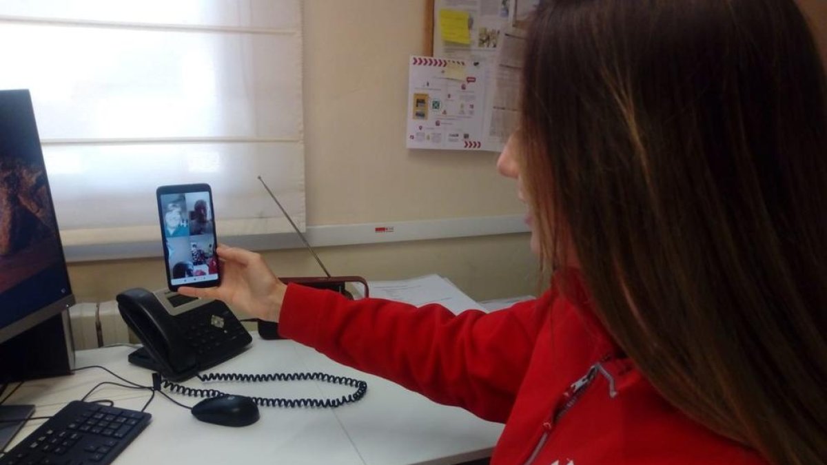 La psicòloga Maria Campistany, de Creu Roja Lleida, en una videotrucada amb cuidadors familiars.
