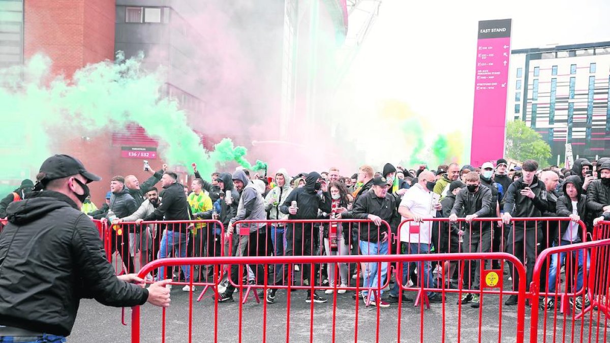 Aficionados del United, ayer ante Old Trafford.