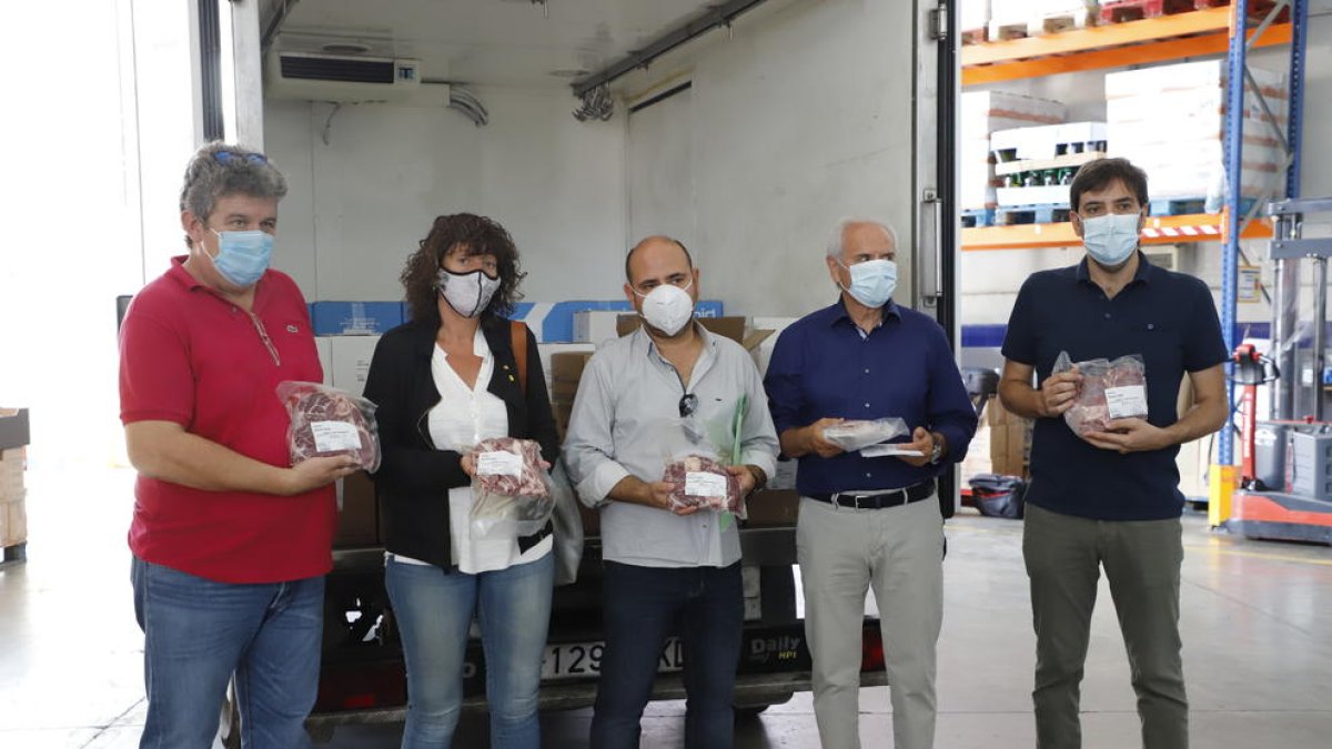 La consellera Teresa Jordà, ayer junto a los responsables del Banc dels Aliments de Lleida. 