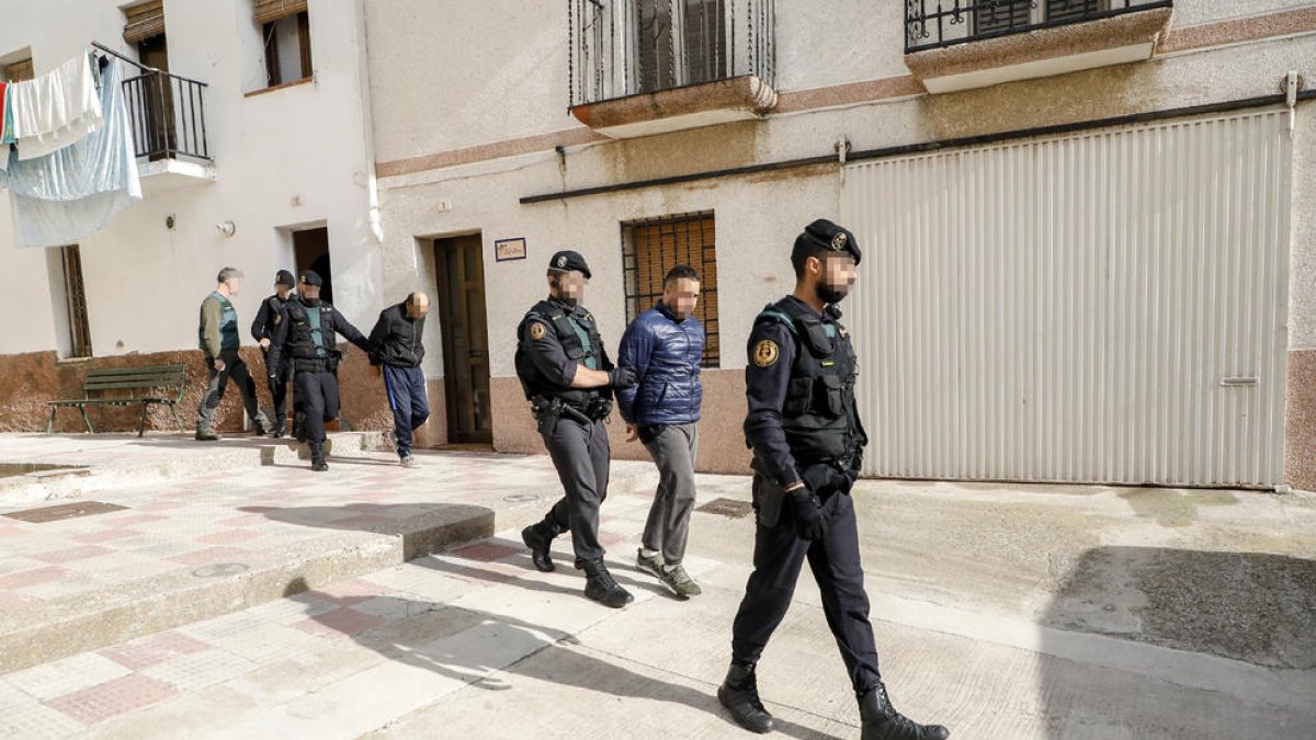Imagen de dos de los detenidos el miércoles de la semana pasada en Castellnou de Seana. 
